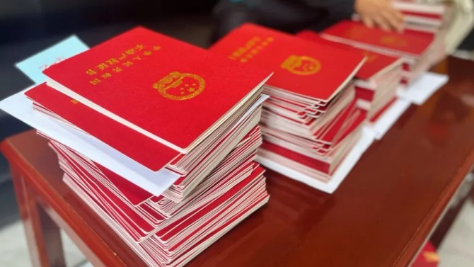 我為群眾辦實事 業(yè)主喜獲產(chǎn)權(quán)證 —甘肅建投地產(chǎn)·百酈灣項目順利辦證575戶